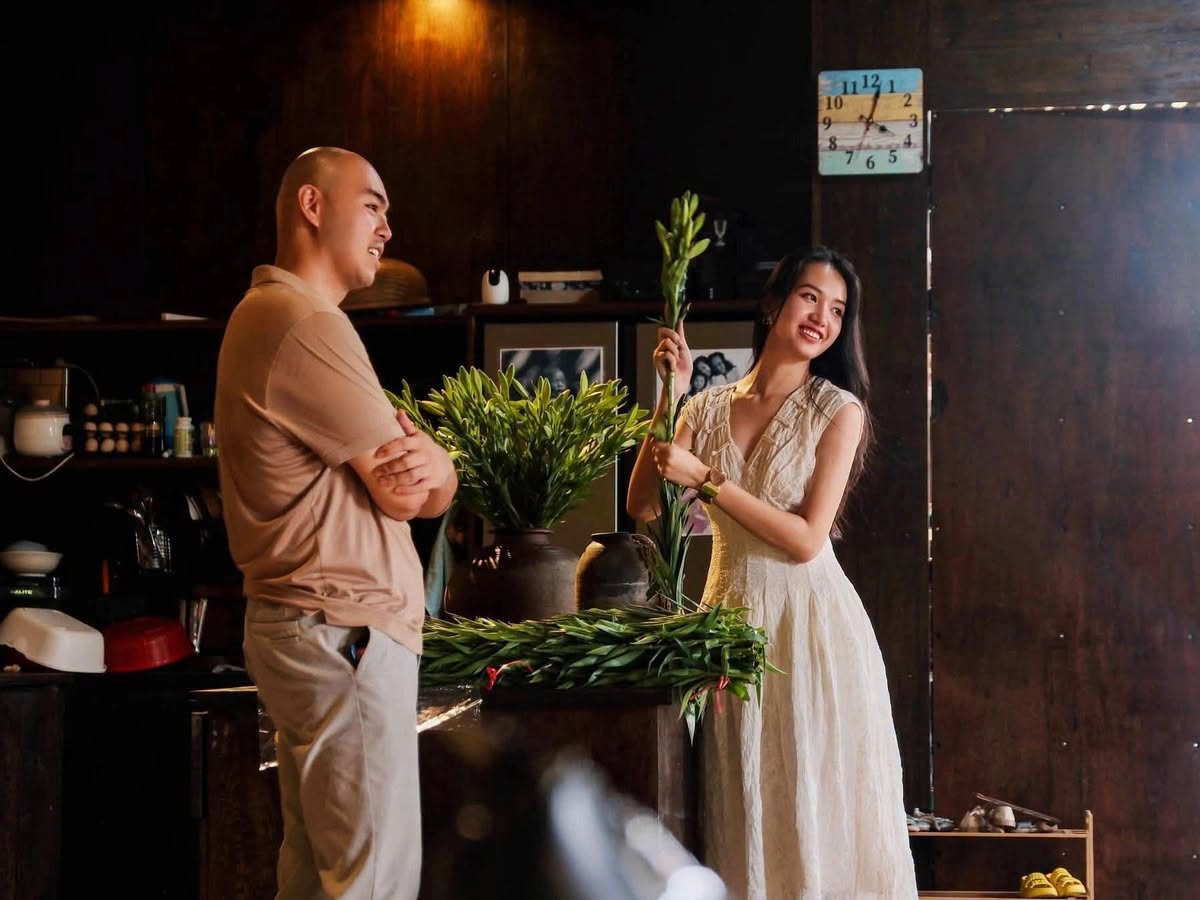 山金集团创办人之孙黄越在胡志明市公寓向画家潘英诗求婚 · 报道配图