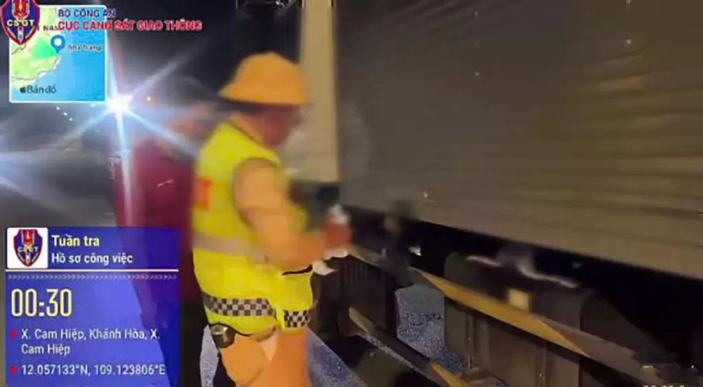 芽莊—金蘭高速一貨車司機無證駕駛,司機與車主共被罰近8000萬越南盾 · 報道配圖