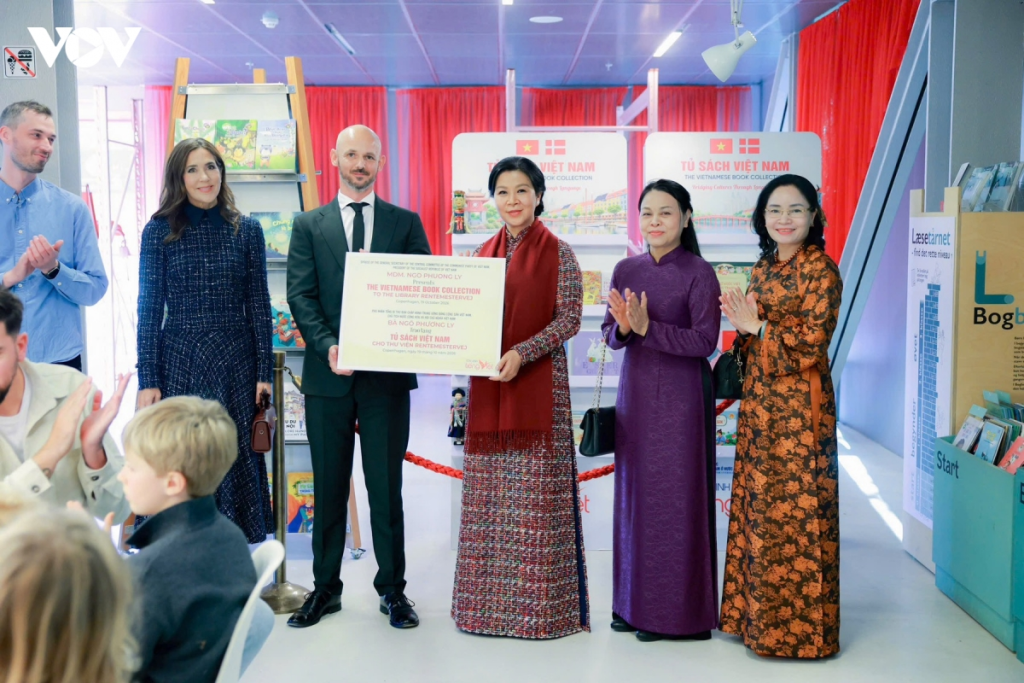 总书记、国家主席夫人向哥本哈根图书馆赠送书架