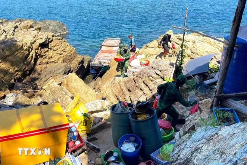 金瓯鸿快边防站协助5户岛民迁房避风浪 · 报道配图
