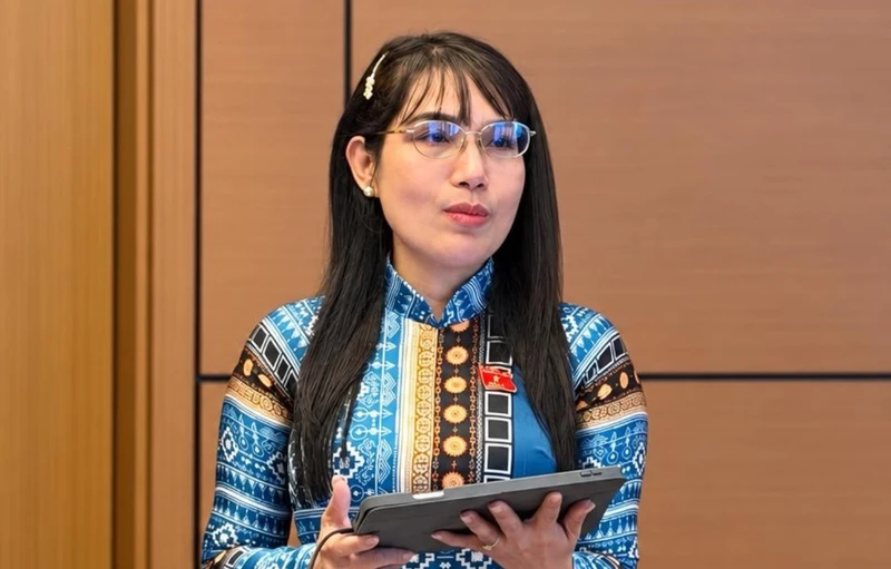 越南國會代表討論加薪與生活成本上漲的落差 · 報道配圖