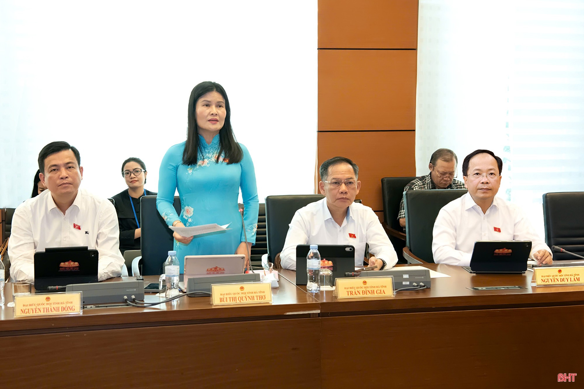 河靜國會代表在小組討論中就三項法律草案提出意見 · 報道配圖