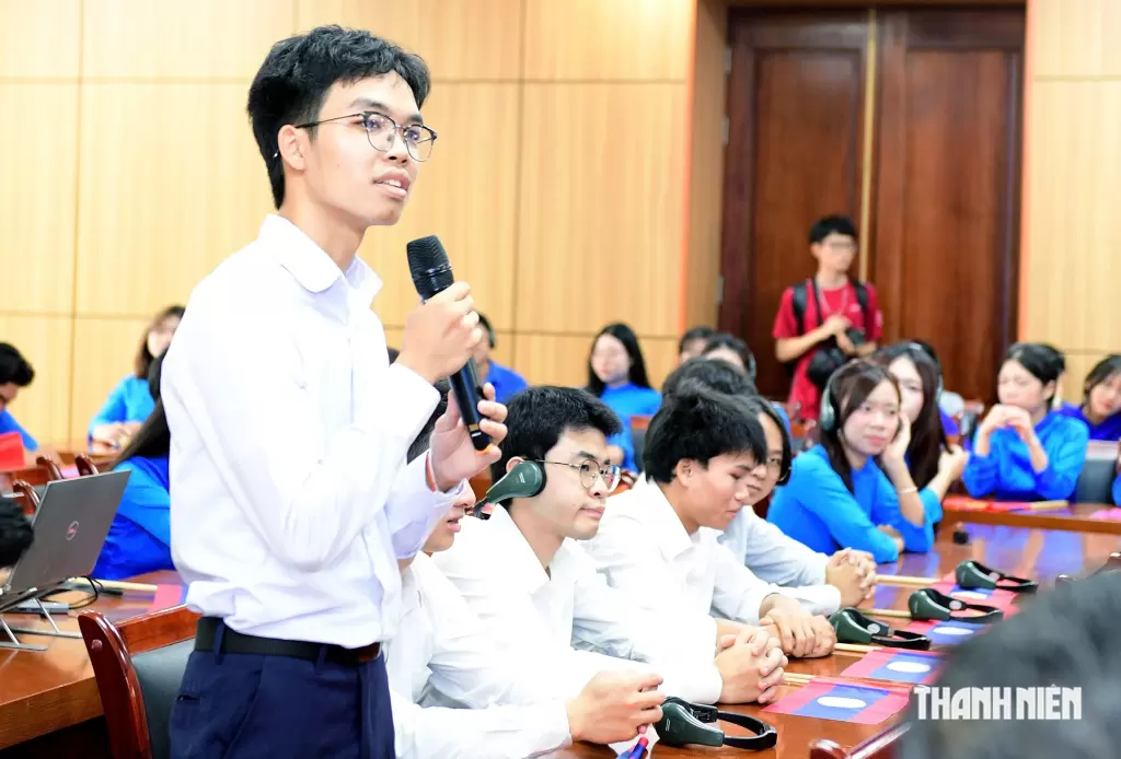 老撾中央青年團高級代表團訪問河內理工大學