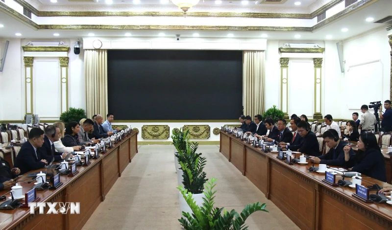 胡志明市会见美国商务部与企业投资团 · 报道配图