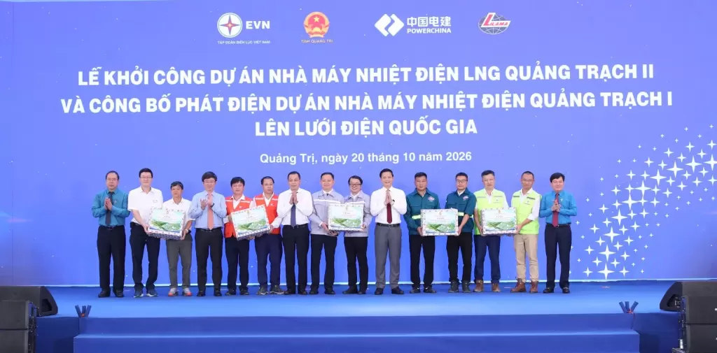 越南電力集團代表向幹部職工贈送禮物