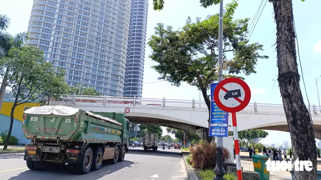 岘港核查一批约30吨运土自卸车驶入市中心禁行路段