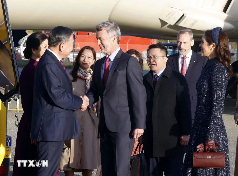 苏林抵达哥本哈根 丹麦国王机场主持国家礼宾欢迎仪式 · 报道配图