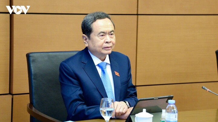 国会主席陈青敏在小组讨论。
