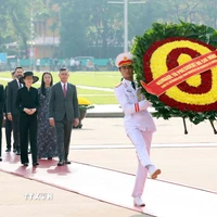 2026年10月18日上午，列支敦士登公国首相布里吉特·哈斯前往敬献花圈并进入胡志明主席陵瞻仰。