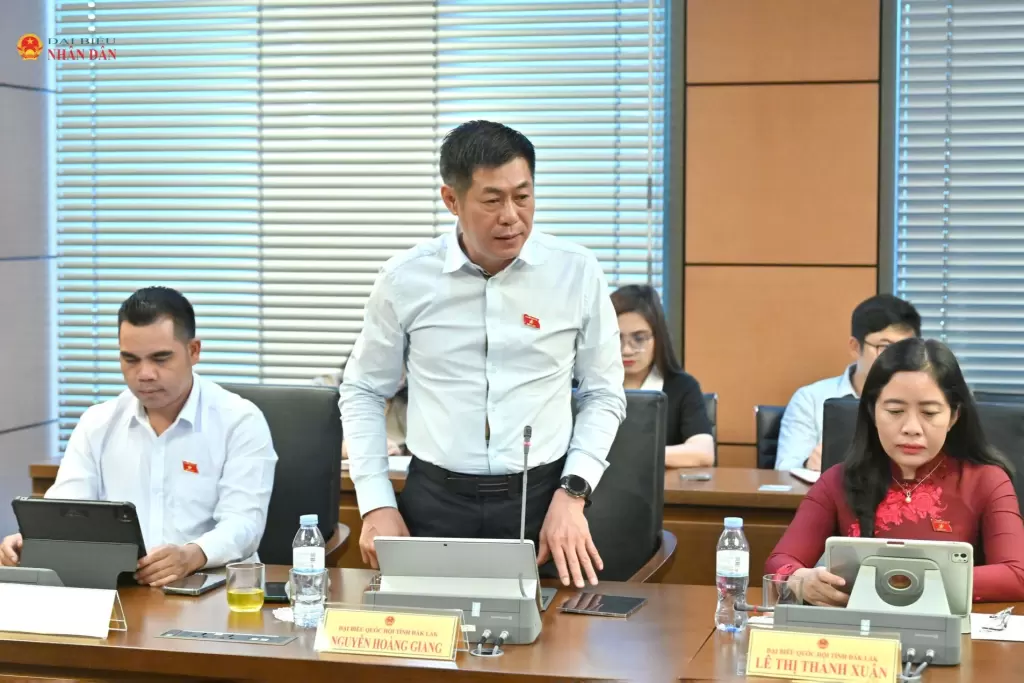 越南國會分組討論修法 代表關注假貨受害者索賠與跨省投訴難題 · 報道配圖