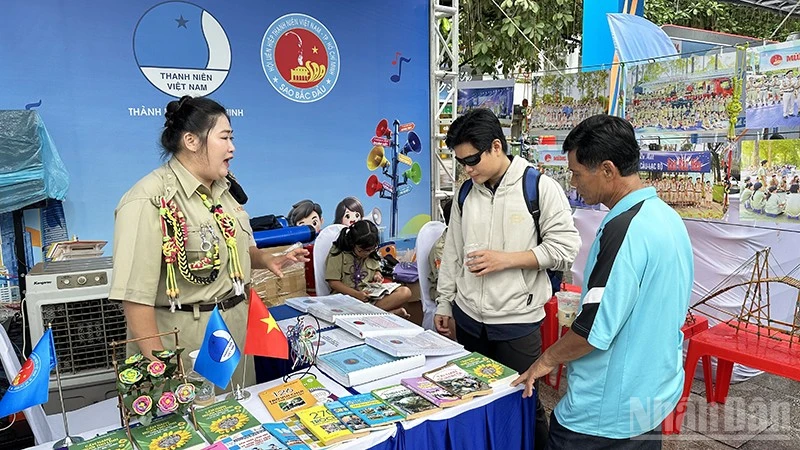 胡志明市青年聯合會辦70週年活動並啟動扶貧與交通安全項目 · 報道配圖