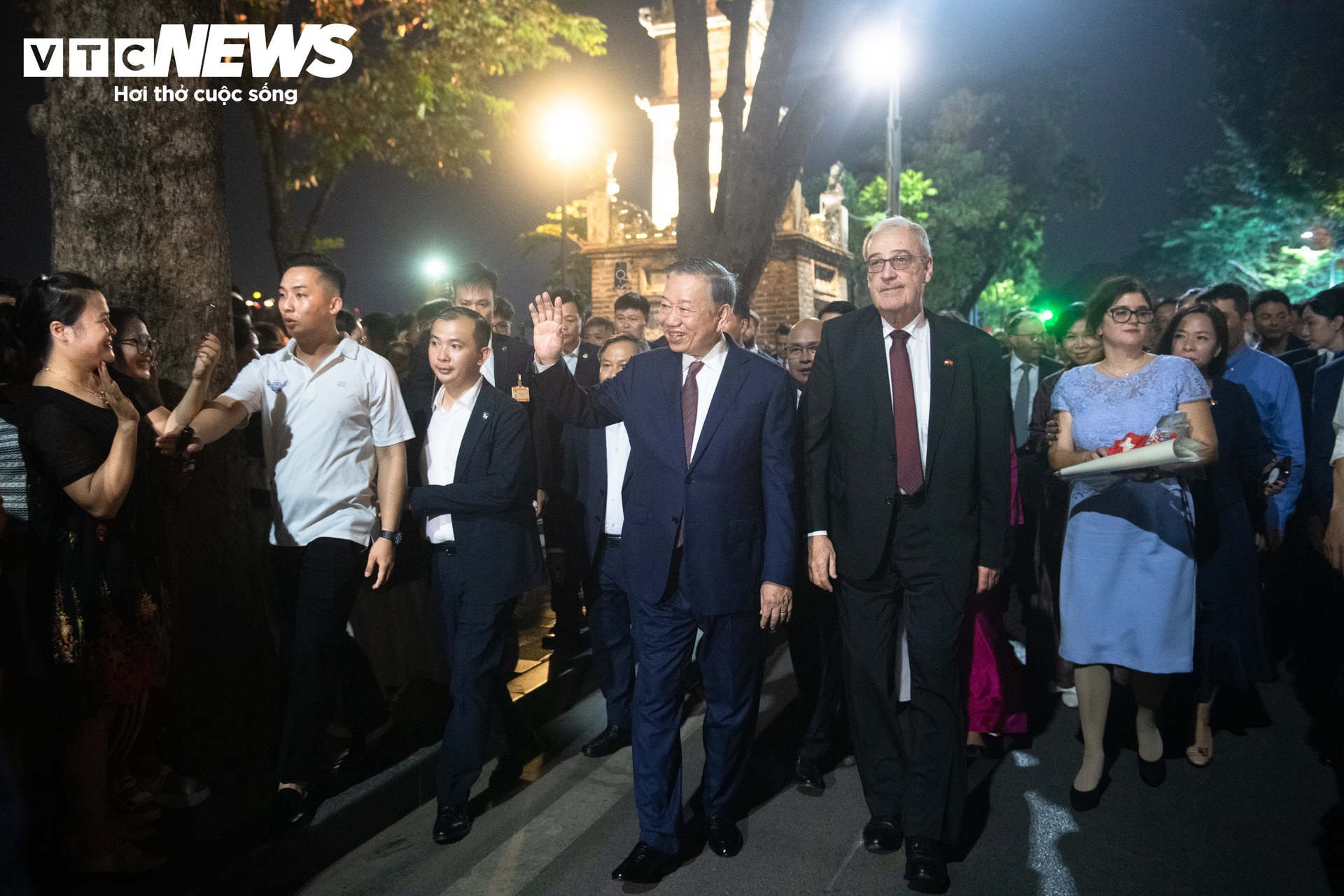 瑞士总统帕尔梅林访越 与苏林同游还剑湖步行街 · 报道配图