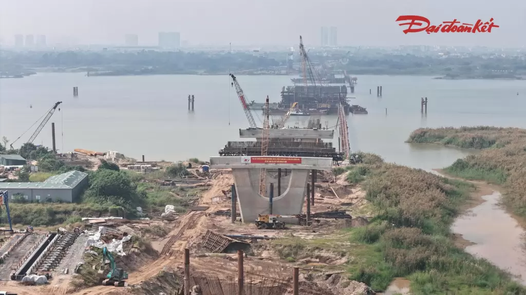 上吉桥施工一年后：三座主塔墩在红河中逐渐成形