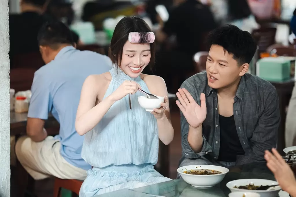 吴兰香与Han Sara在《Sao Chọn》第四集做鳗鱼粥、包艾糍 · 报道配图