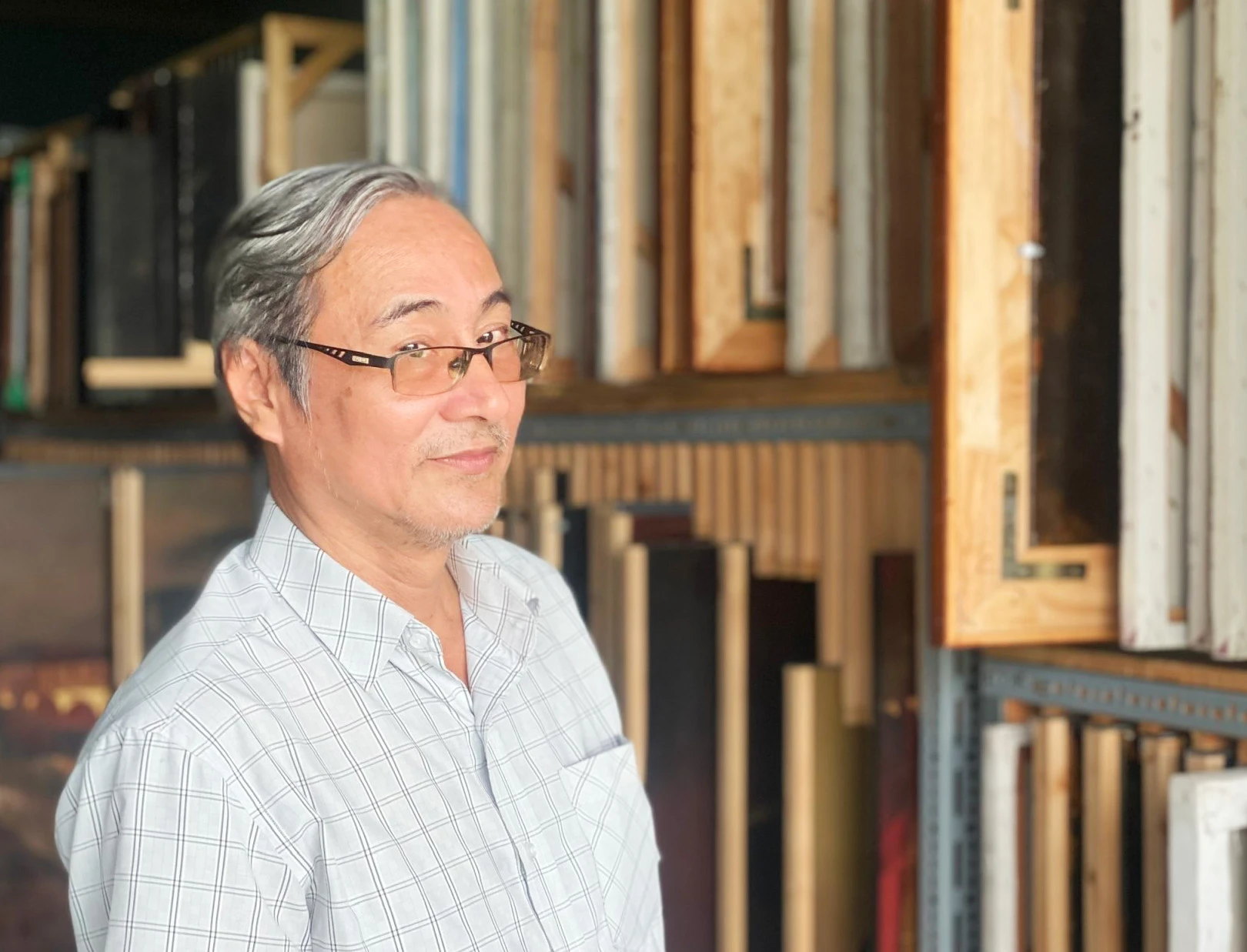 胡鸿灵在胡志明市举办个人画展 展出逾30幅油画 · 报道配图