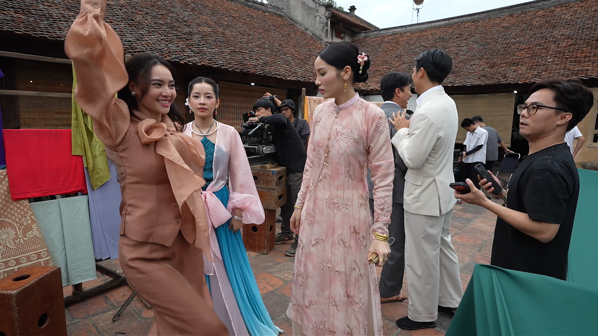 越南電影《姐姐妹妹3》發佈第四集幕後花絮,聚焦人物關係 · 報道配圖