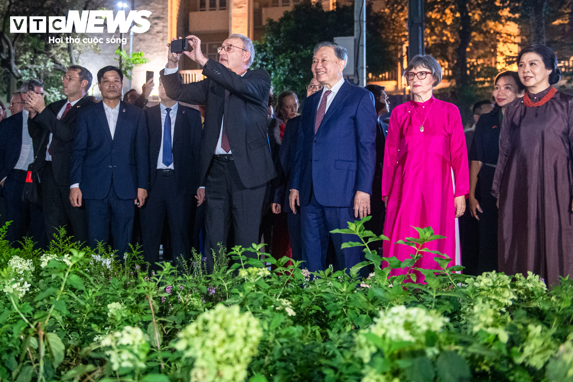瑞士总统帕尔梅林访越 与苏林同游还剑湖步行街 · 报道配图