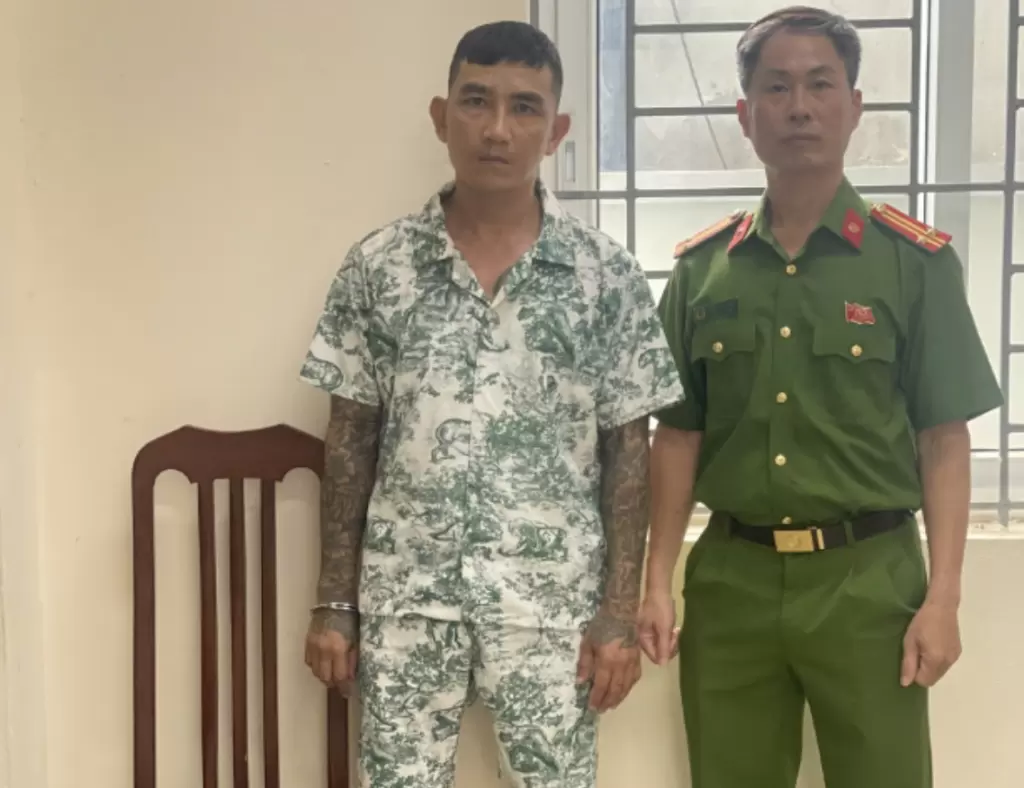 河內警方抓獲涉非法持有毒品通緝犯黃國倫 · 報道配圖