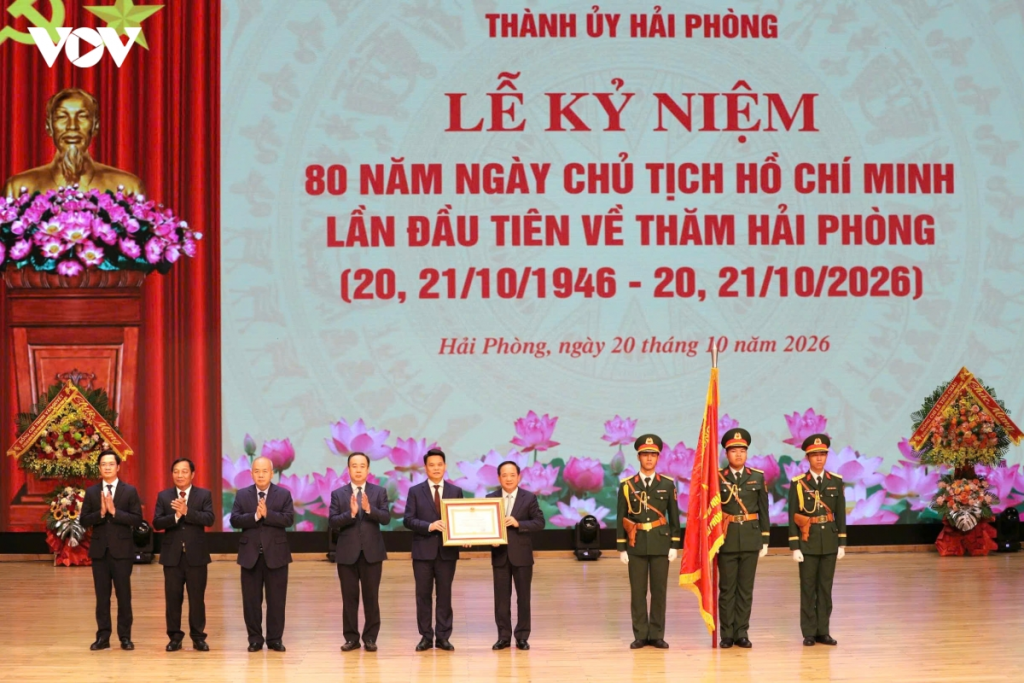 海防举行纪念胡志明首次视察80周年活动 · 报道配图