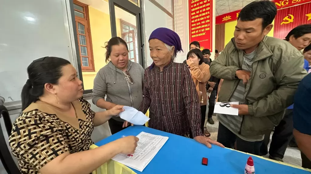 得乐省边境乡为28户少数民族家庭抽签分配宅基地 · 报道配图