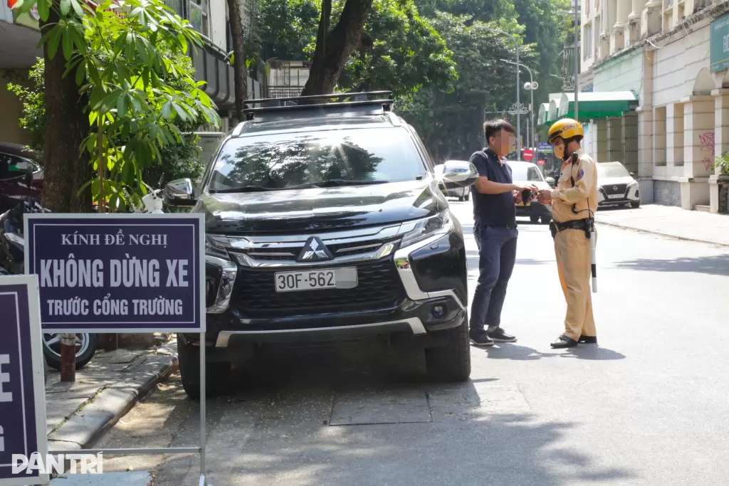 河內古街多名司機違規停車被交警處罰