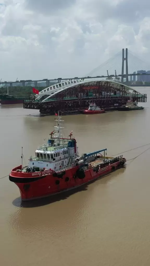 載橋駁船經過富美橋。