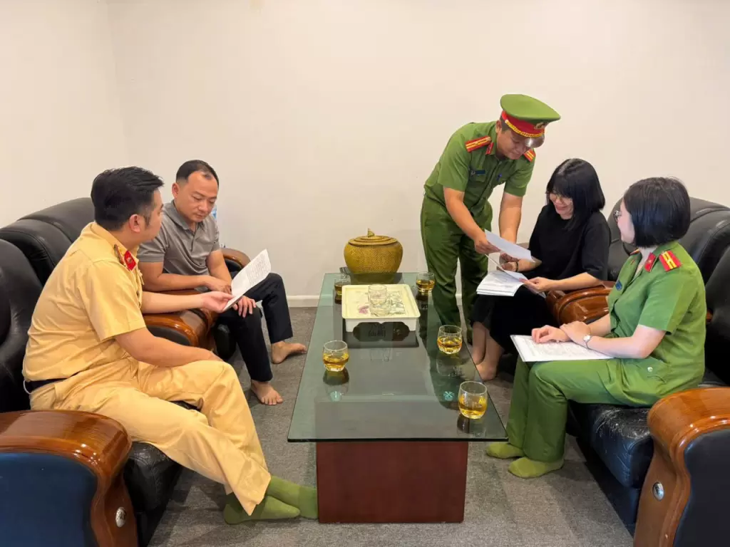 交警与乡公安入户核查车辆数据