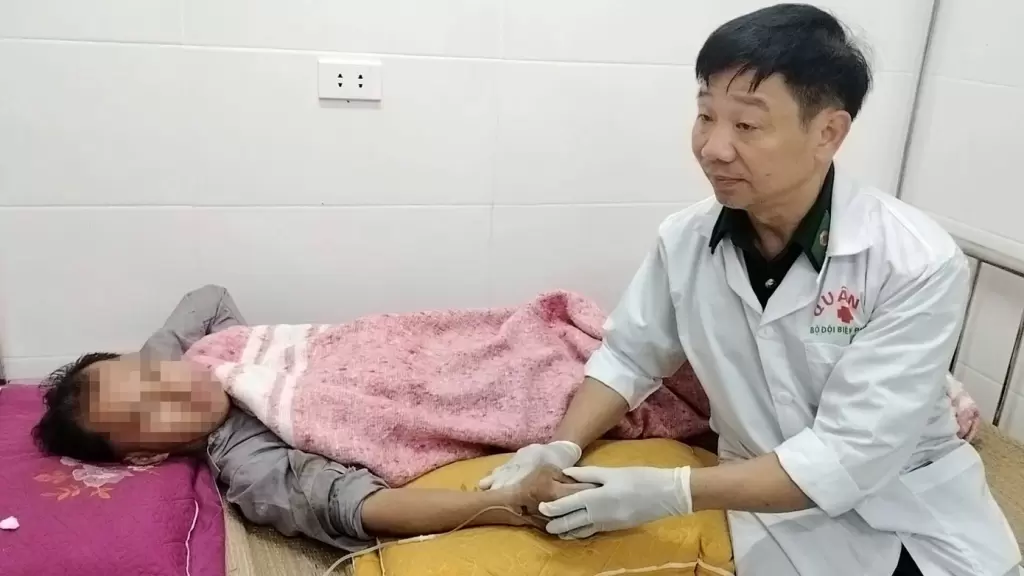 乂安一男子食用斷腸草中毒 邊防軍醫救治後情況穩定 · 報道配圖