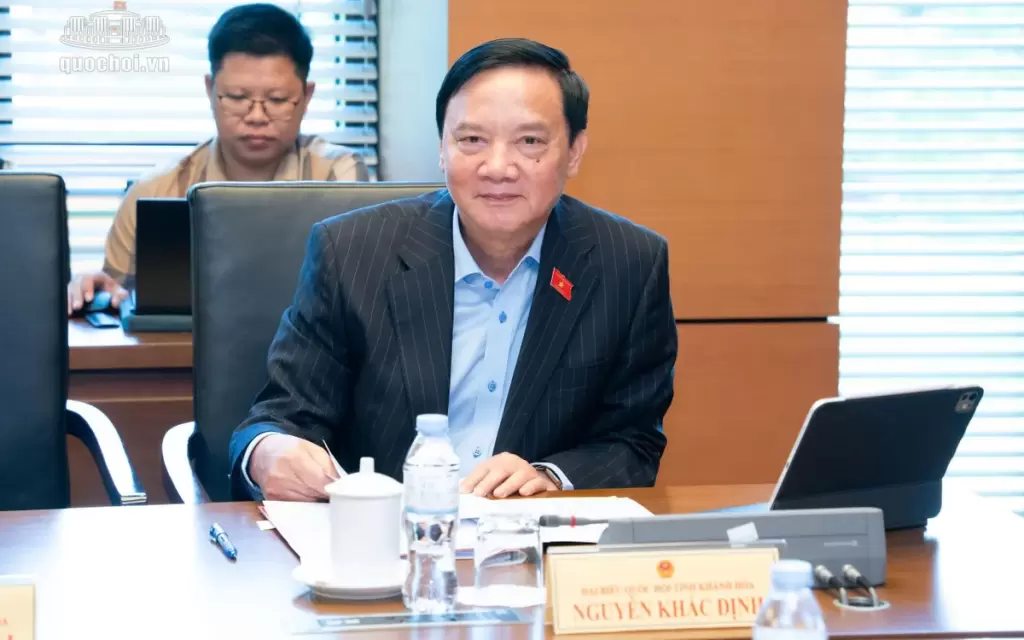 国会副主席阮克定在第11组讨论会上发言。