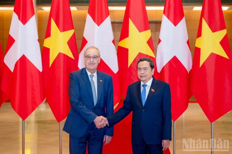 越南国会主席会见瑞士总统,讨论自贸协定批准与议会合作 · 报道配图