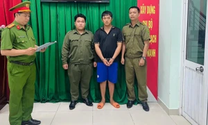 胡志明市一卡车司机撞死骑车女子后驶离现场被暂扣 · 报道配图