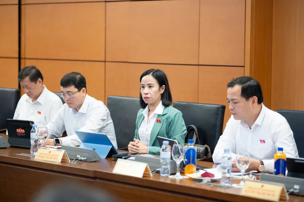 越南国会代表讨论经济增长目标与物价压力 · 报道配图