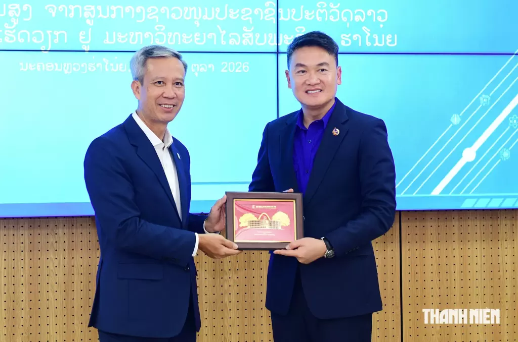 老撾中央青年團高級代表團訪問河內理工大學