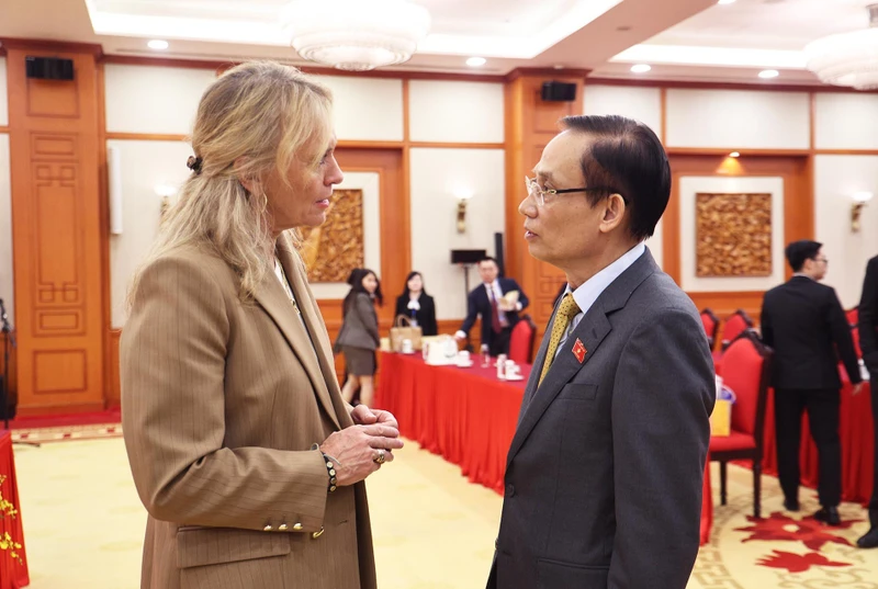 越南与冰岛外长会谈，讨论落实自贸协定 · 报道配图