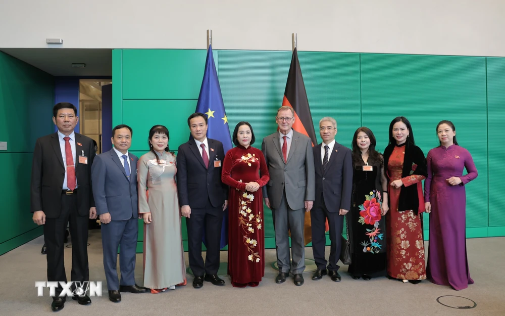 越南国会代表团访问德国并举行会谈