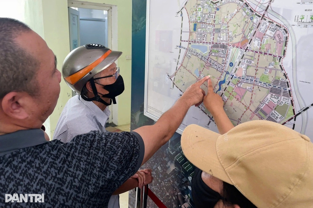 居民查看规划图纸