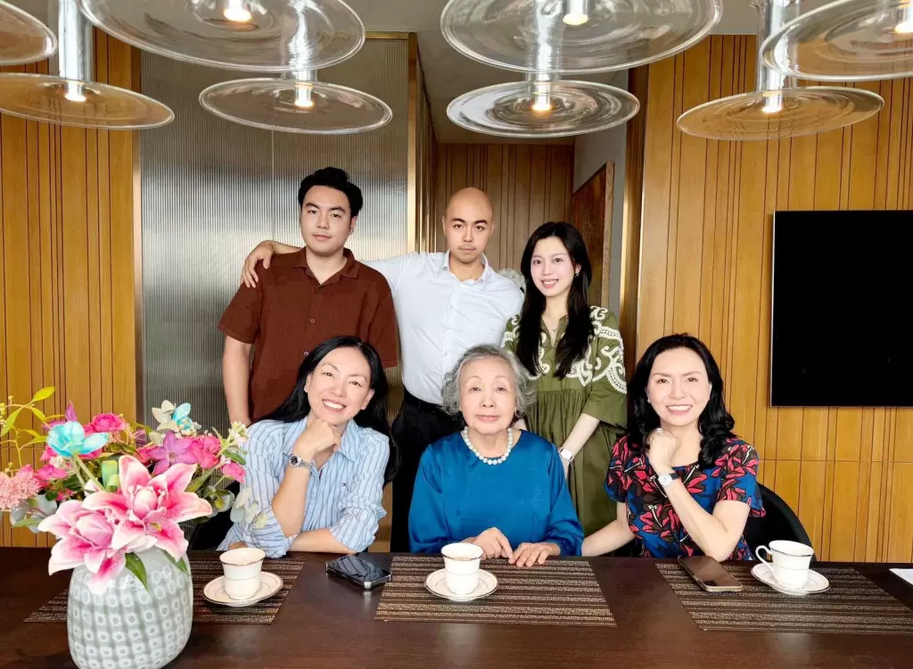 山金集团创办人之孙公开求婚画家女友照片 · 报道配图