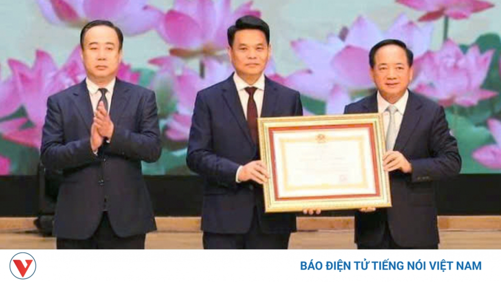海防举行纪念胡志明首次视察80周年活动 · 报道配图