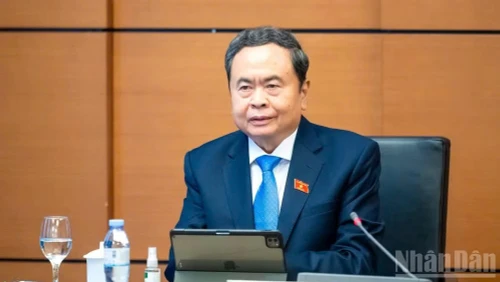 陈青敏在组讨论中发言