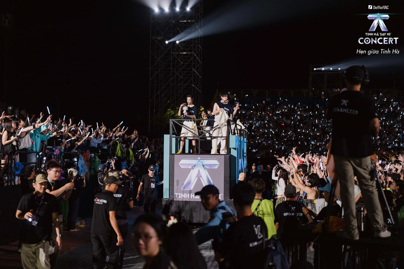 胡志明市一晚四场演唱会门票售罄 近四万观众冒雨入场 · 报道配图