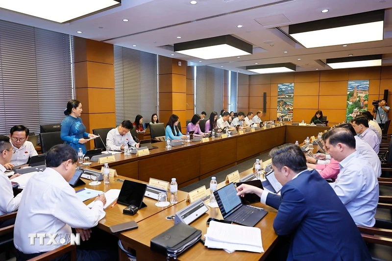 越南国会十六届二次会议第三日审议三项法律修订草案 · 报道配图