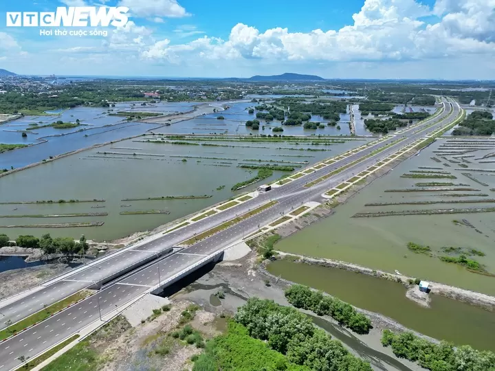 蜿蜒穿过沼泽区域、连接Cửa Lấp桥的路段已基本完工。