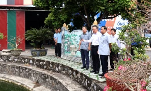 海防市和洪安坊領導慰問家屬並檢查事故區域。