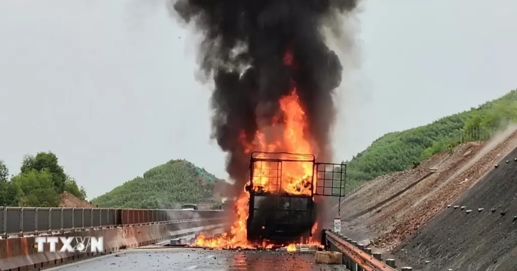 林同省潘切-油曳高速一卡車起火 無人傷亡