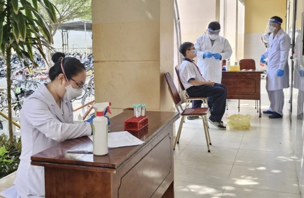 胡志明市一中学出现4例B群脑膜炎球菌病例 逾2000名师生获预防性用药 · 报道配图