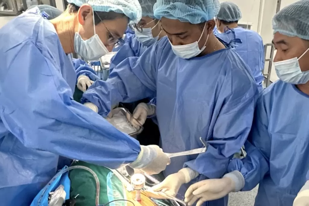 醫生為年輕夫婦成功實施腎移植手術