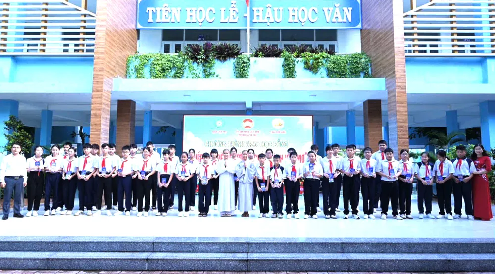 向克服困难、学习优秀的学生颁发奖学金
