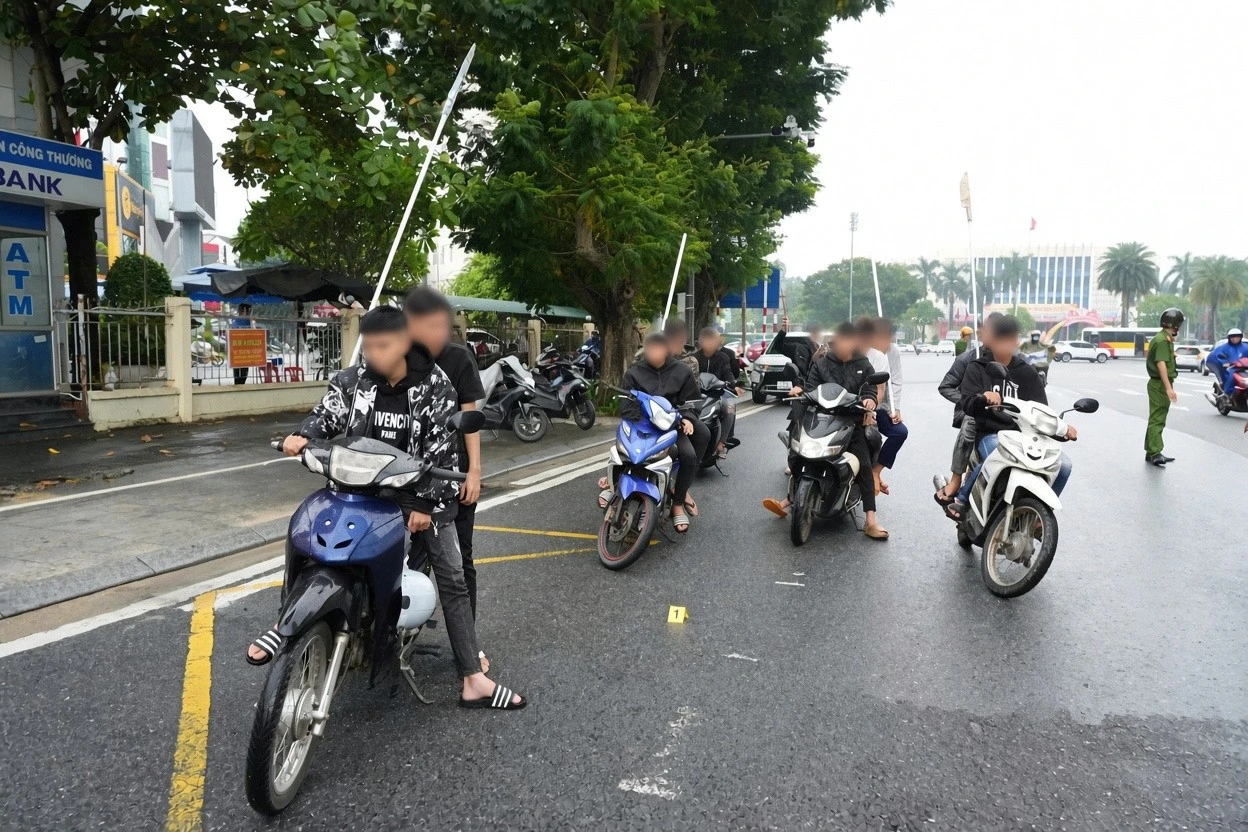 順化警方查明16名青少年持械飆車並拍視頻上傳TikTok · 報道配圖