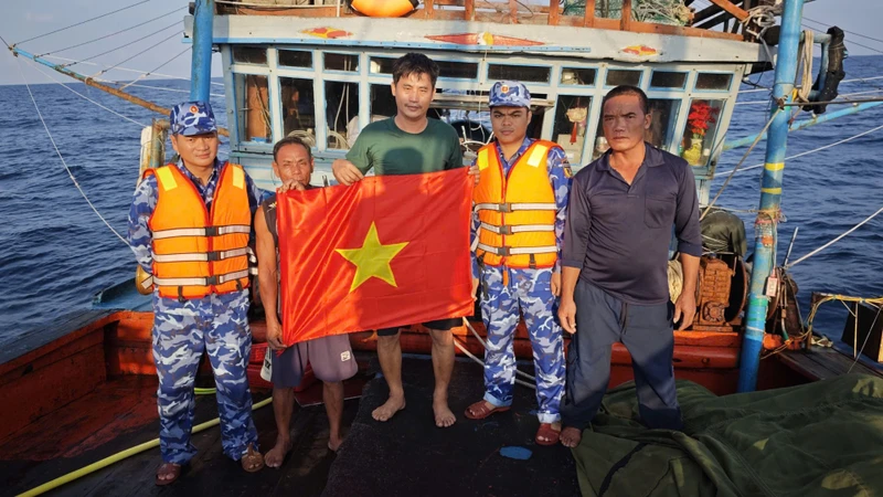 越南海警二区在海上向渔民宣讲打击IUU捕捞等法规 · 报道配图