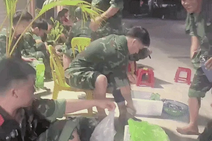 戰士們坐著休息吃喝